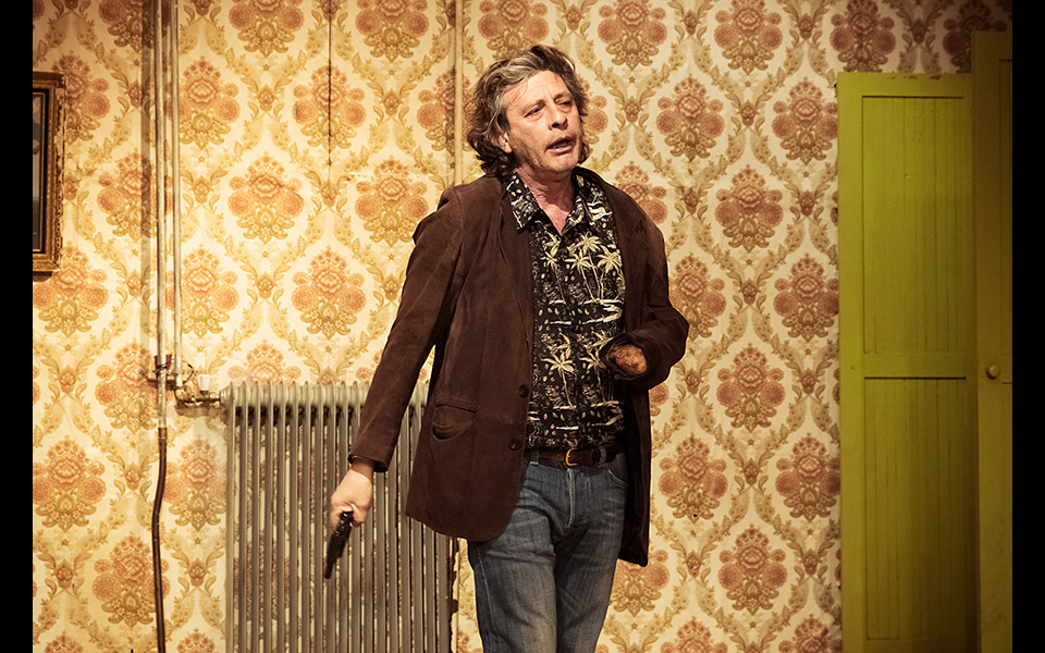 a_behanding_in_spokane_kathimerini_04