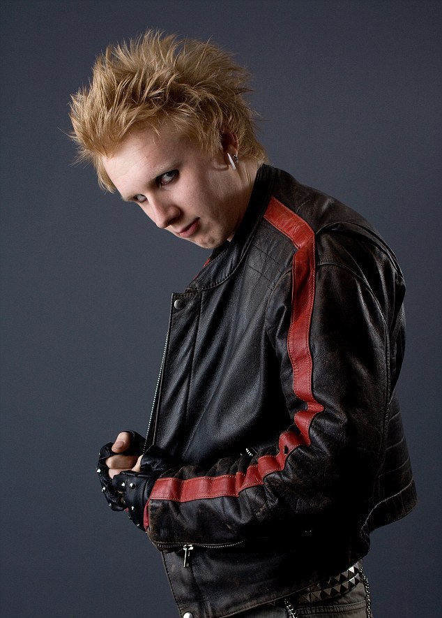 article-2587400-1c84283300000578-809_634x902