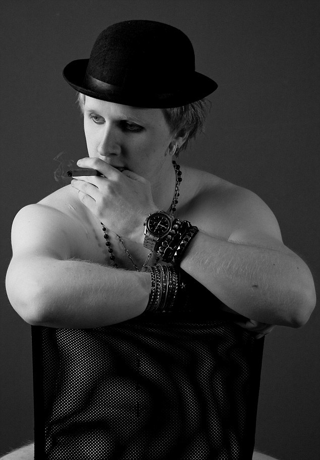 article-2587400-1c84287500000578-297_634x925