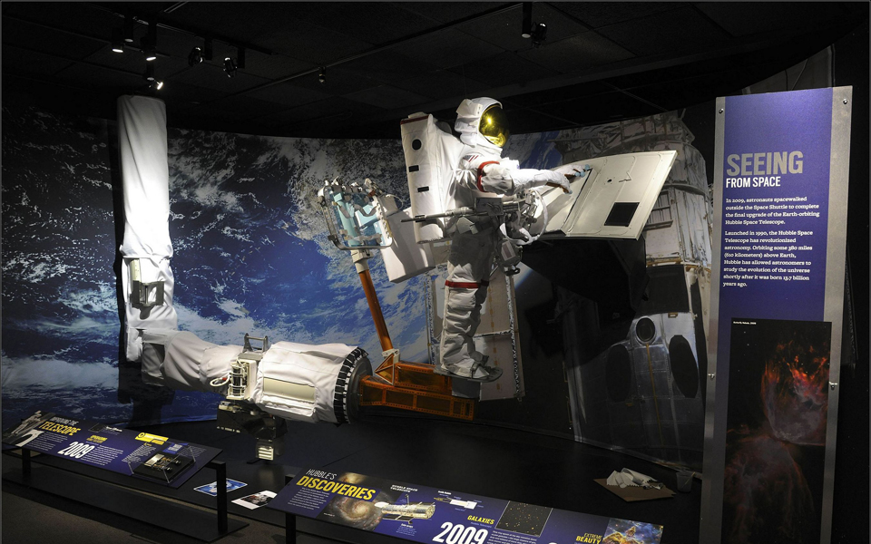 08-hubble-telescope-diorama_rm30141