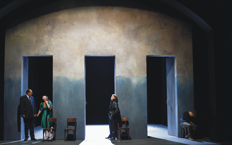 comedie-francaise-antigone-toy-anouilh_c_cosimo-mirco-magliocca_nd37939-m1