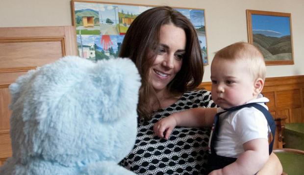 duchess_of_cambridge_shows_prince_george_teddy_e1