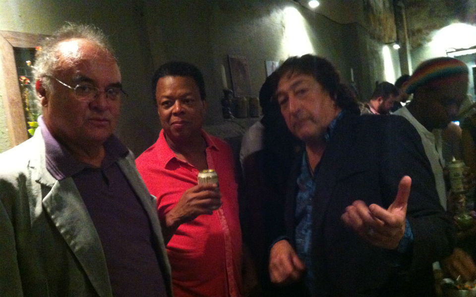 apo-aristera-pros-ta-de3ia-juarez-moreira-gilvan-de-oliveira-kai-toninho-horta-moysikoi-die8noys-fhmhs-epai3an-mazi-ston-xwro-texnhs-beco-fwt