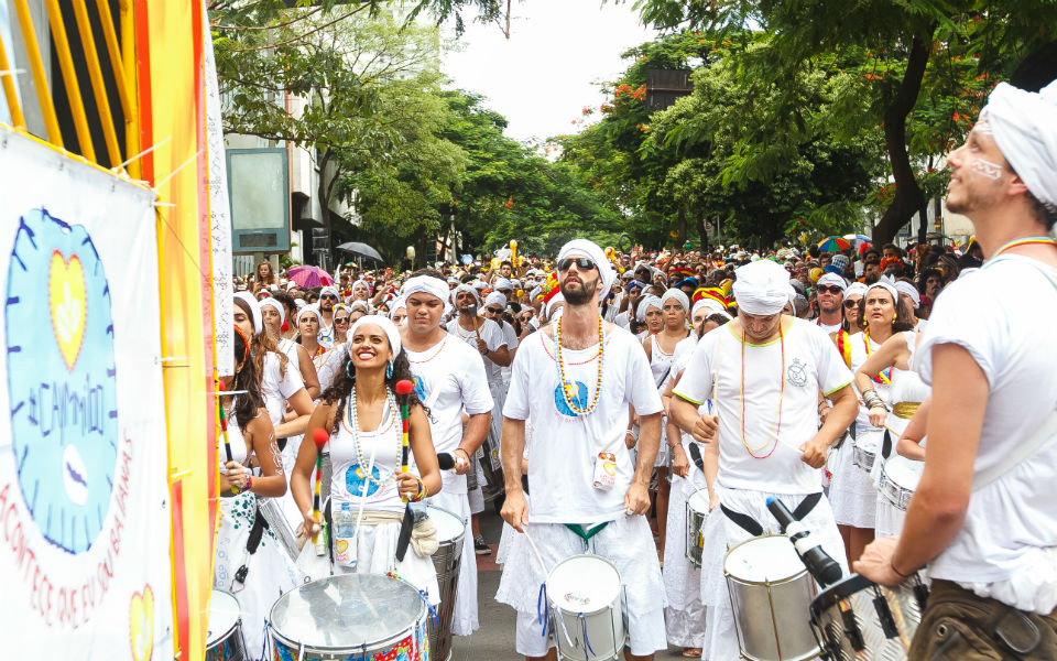 me-epirroes-apo-thn-bahia-kai-polla-kroysta-to-karnavaliko-mplok-baianas-ozadas-periodeyei-stoys-dromoys-toy-belo-horizonte-fwt