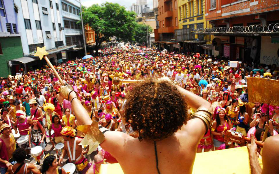 ntrams-kai-lamyh-apo-to-karnavaliko-gkroyp-entao-brilha-sto-kentro-ths-polhs-fwt