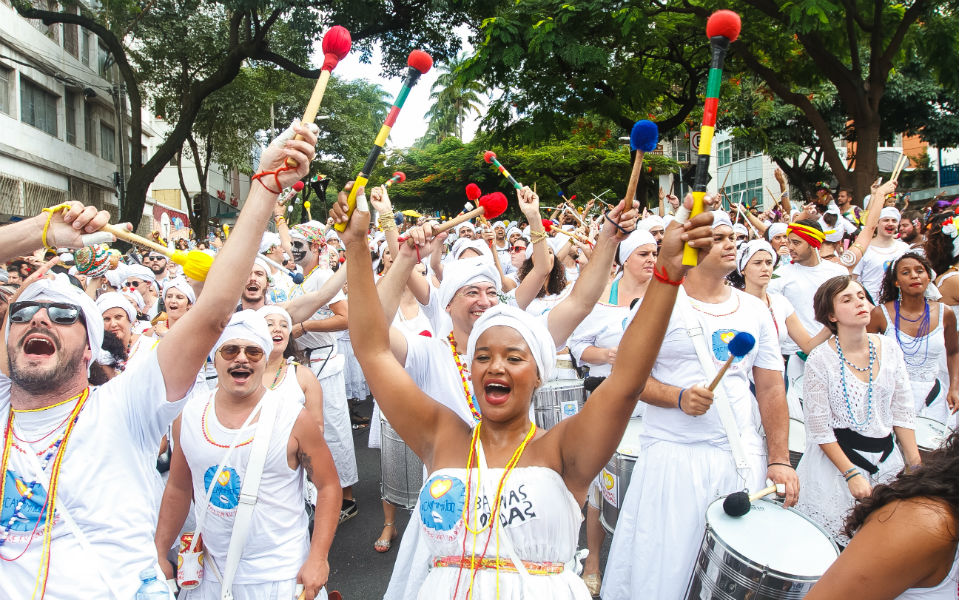 ntymenoi-sta-leyka-ta-melh-toy-karnavalikoy-mplok-baianas-ozadas-gemizoyn-me-hxoys-kroystwn-toys-dromoys-toy-belo-horizonte-fwt