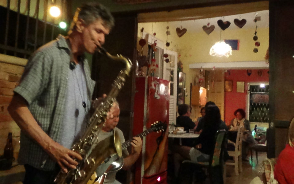 o-sa3ofwnistas-syn8eths-kai-stixoyrgos-chico-amaral-mazi-me-ton-ki8arista-kai-syn8eth-celso-moreira-sto-mpar-balaio-de-gato-fwt