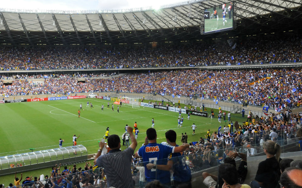 opadoi-ths-cruzeiro-me-mple-faneles-kataklyzoyn-to-mineirao-thn-edra-ths-fetinhs-prwta8lhtrias-vrazilias-fwt