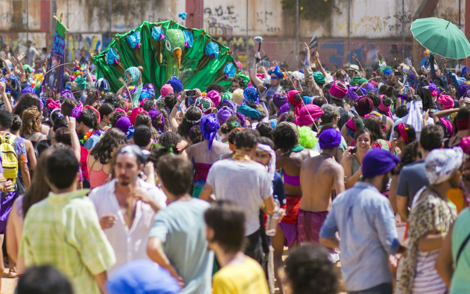 ta-melh-toy-karnavalikoy-mplok-pena-de-pavao-de-krishna-me-to-pagwni-kai-to-lavaro-etoimoi-gia-periodeia-sthn-polh-fwt