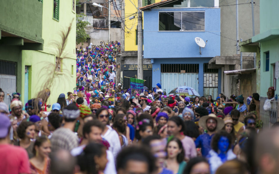 ta-melh-toy-karnavalikoy-mplok-pena-de-pavao-de-krishna-periodeyoyn-stis-geitonies-ths-polhs-fwt--2