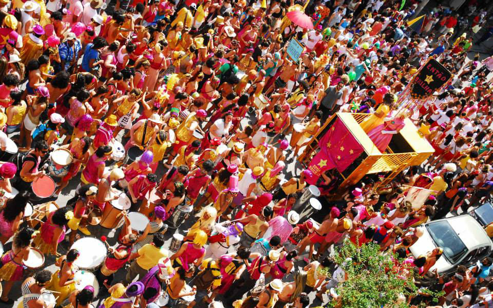 tolmhro-lampero-kai-polyplh8es-to-karnavaliko-mplok-entao-brilha-periodeyei-sthn-polh-fwt