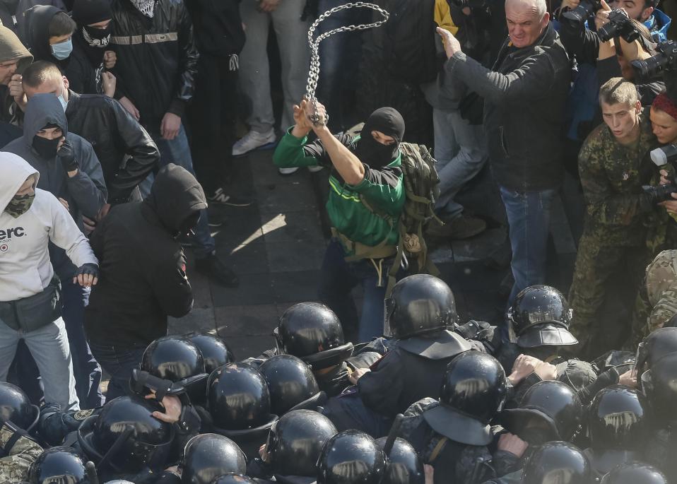 Ελληνες θύματα σε επίθεση κατά χωριού της Μαριούπολης-2