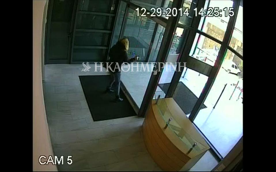 Όταν η συνεργός του Ξηρού αναζητούσε εύφλεκτο υλικό (video)-3