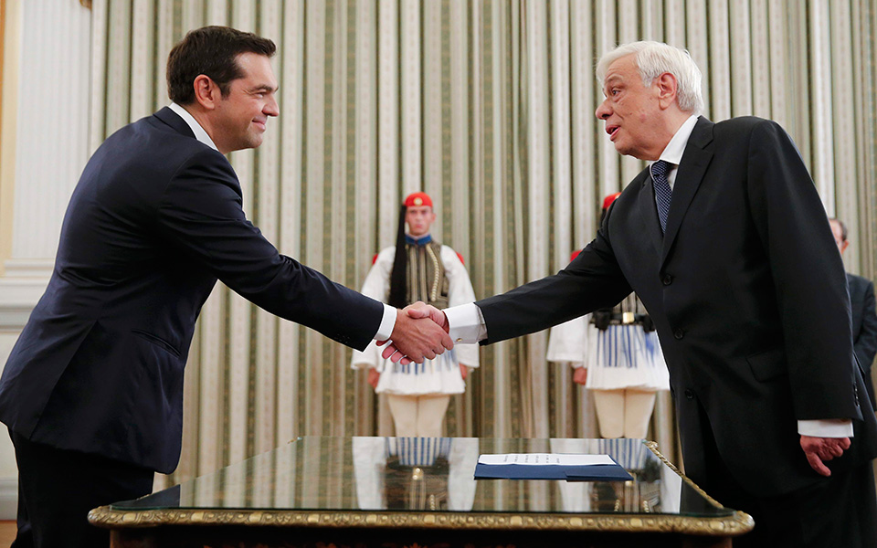 tsipraspaulopoulosxeirapsia