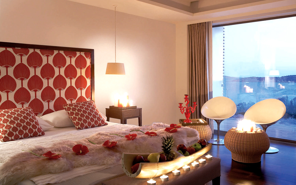 grecotel-vouliagmeni-suites-guestroom