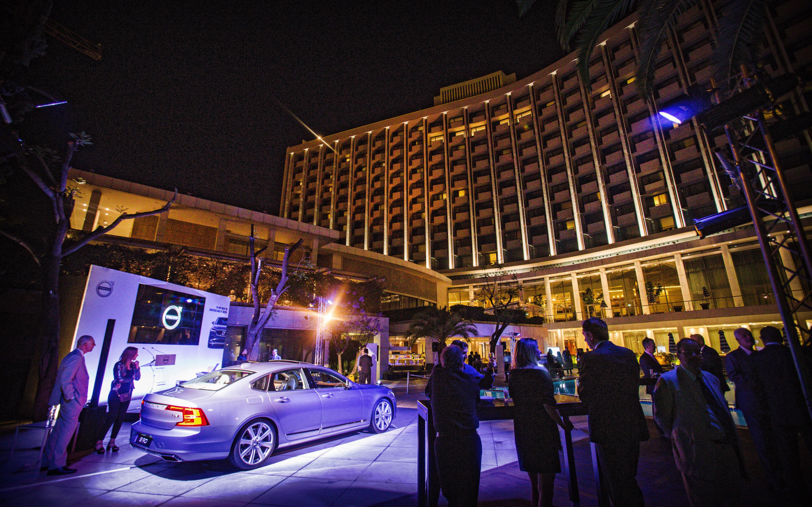 h-volvo_adelfoi-sarakakh-apokalyptei-to-neo-s903