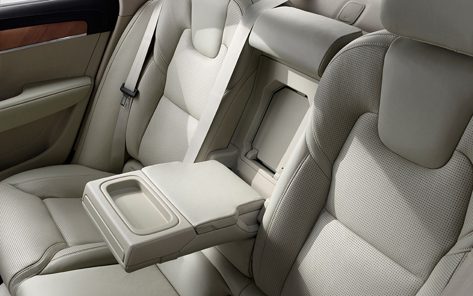 170140_interior_rear_arm_rest_volvo_s90