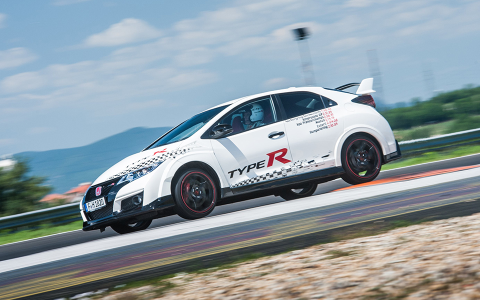 73931_honda_civic_type_r_sets_new_benchmark_time_at_hungaroring_with_honda_s_wtcc