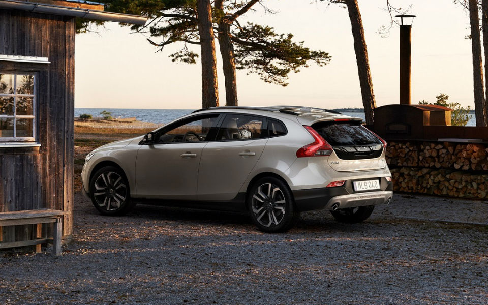 neo-volvo-v40-cross-country-my17_2--2