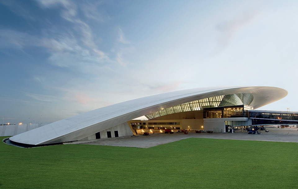 art-of-the-airport-pg150-1-c-daniela-macadden