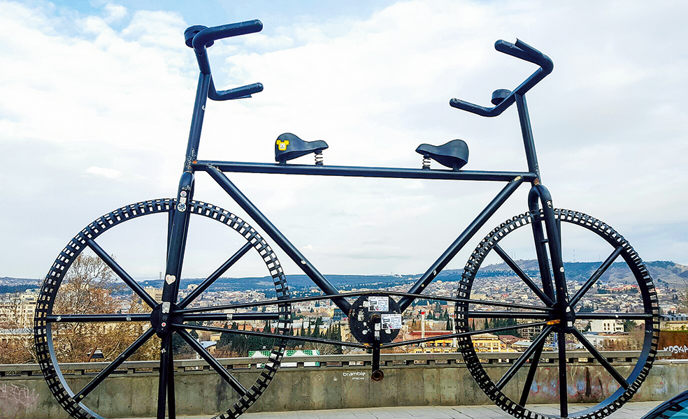 to-podhlato-glypto-symvolizei-th-8esh-ths-polhs-anamesa-sth-dysh-kai-thn-anatolh-mia-poy-exei-dyo-katey8ynseis-alla-kai-