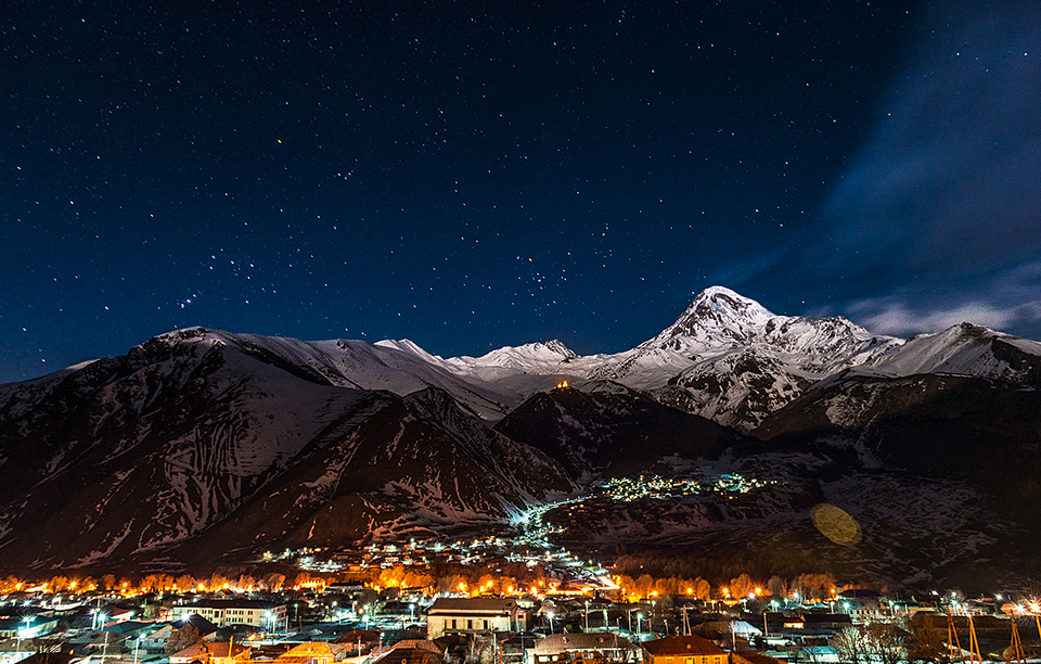 to-xwrio-yperoxa-fwtismeno-to-vrady