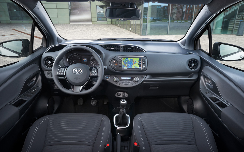 2017_toyota_yaris_detailint_12