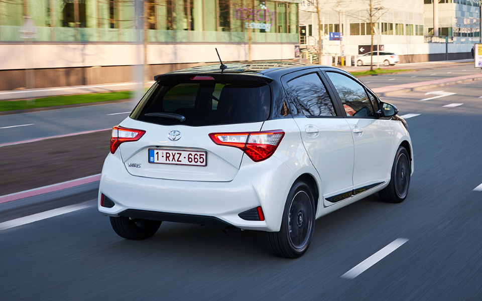 2017_toyota_yaris_dynamic_36