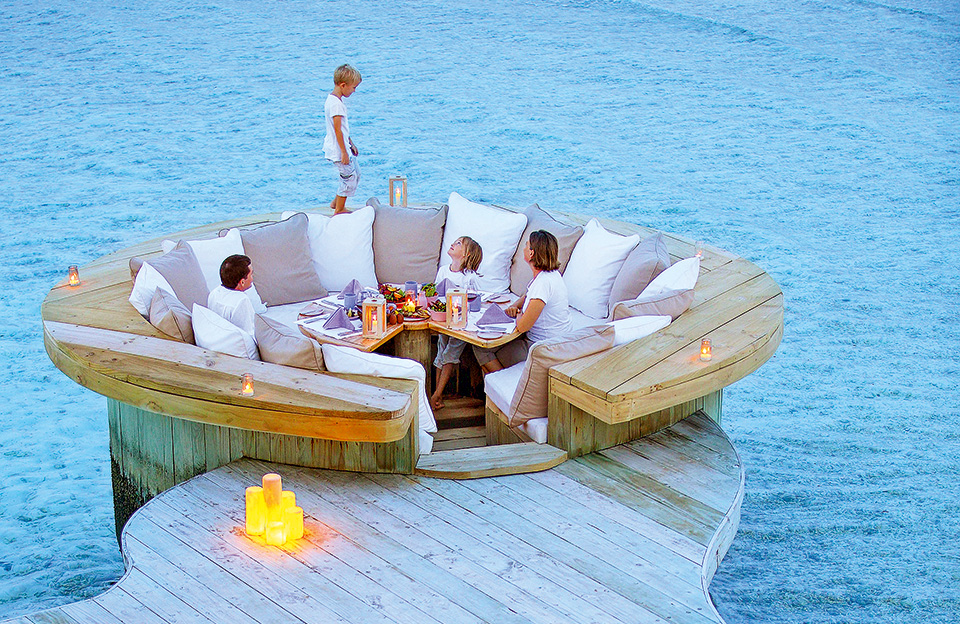 family-dining-at-soneva-jani-by-stevie-mann