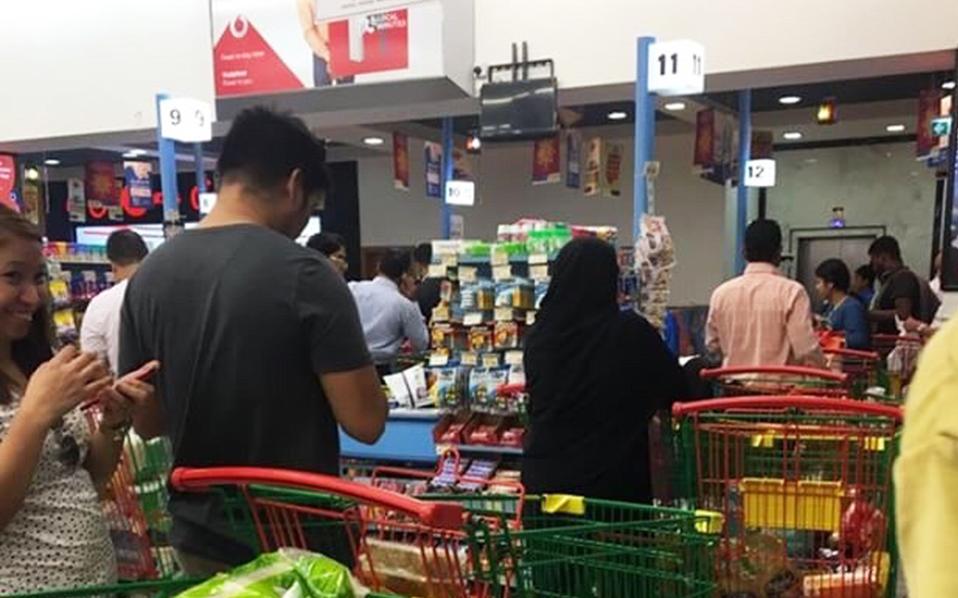 Πανικός στα σουπερμάρκετ του Κατάρ (Βίντεο)-2
