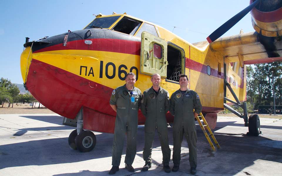 Πατέρας και γιος στα ίδια Canadair-1