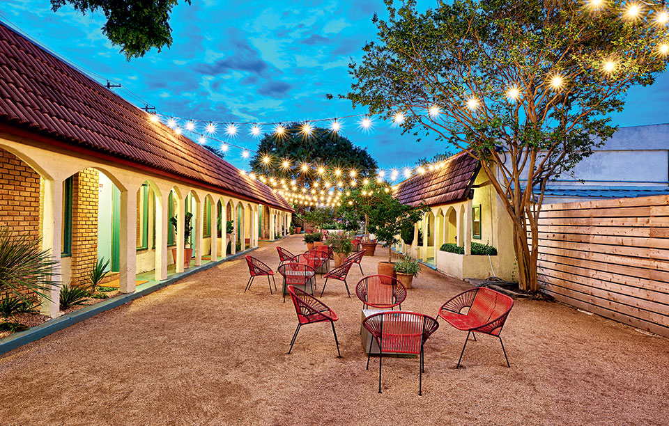 austin-motel---courtyard---nick-simonite