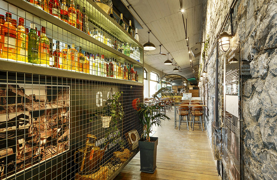 9-ek8esh-epanw-ston-petrino-toixo-ths-gallaria