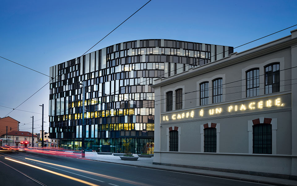nuvola-lavazza---lavazza-museum-exterior-with-the-headquarter-in-the-background-andreamartiradonna