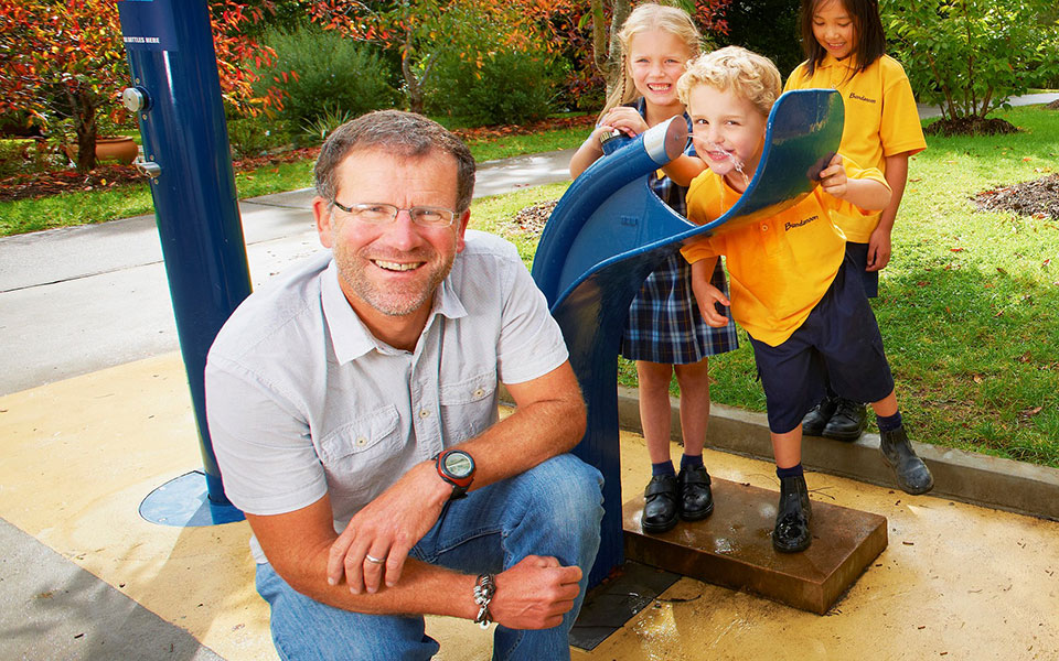 1-huw-kingston-with-bundy-on-tap-fountain-and-thirsty-schoolkids