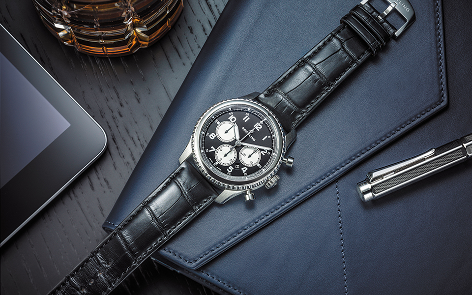 navitimer-8-b01with-black-dial-and-black-alligator-strap_03