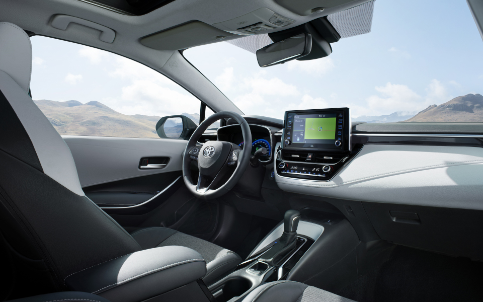 corolla_ts_interior_1_v6_lr_rgb