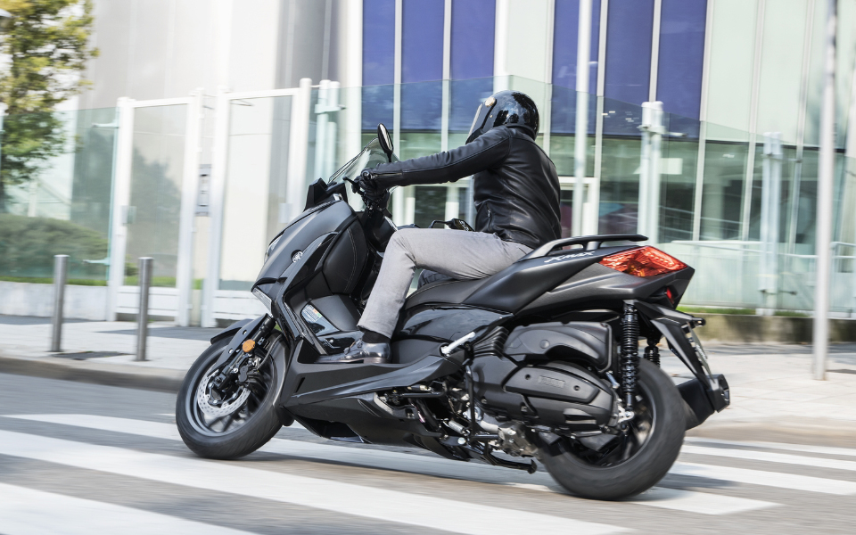2019-yamaha-xmax400asp-eu-sword_grey-action-004-03