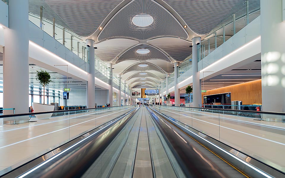 8_istanbul-new-airport_travelator-close-up