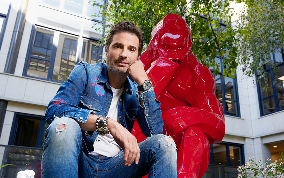 richard-orlinski-wearing-the-hublot-classic-fusion-aerofusion-chronograph-orlinski-3