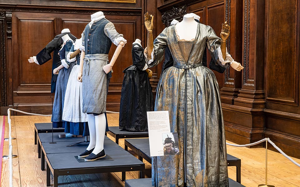 abigail-hill-emma-stone-arrival-outfit---hampton-court-palace