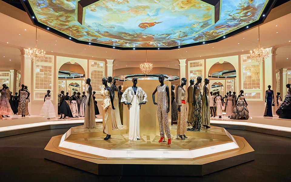 va_christian-dior-designer-of-dreams-exhibition_ballroom-section-c-adrien-dirand-22