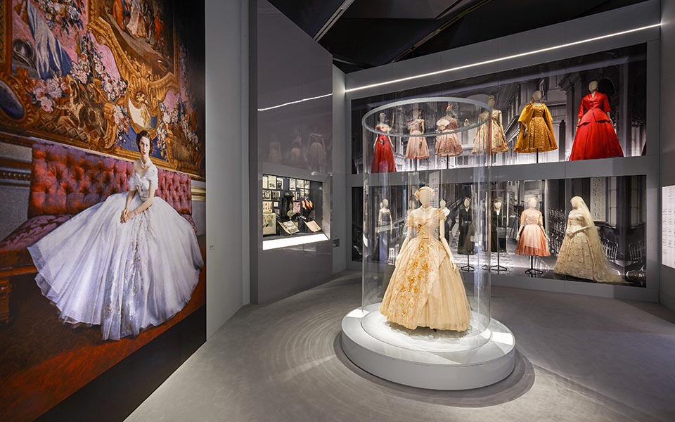 va_christian-dior-designer-of-dreams-exhibition_dior-in-britain-section-c-adrien-dirand-6-2-copy