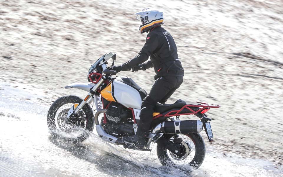 14-moto-guzzi-v85tt-action