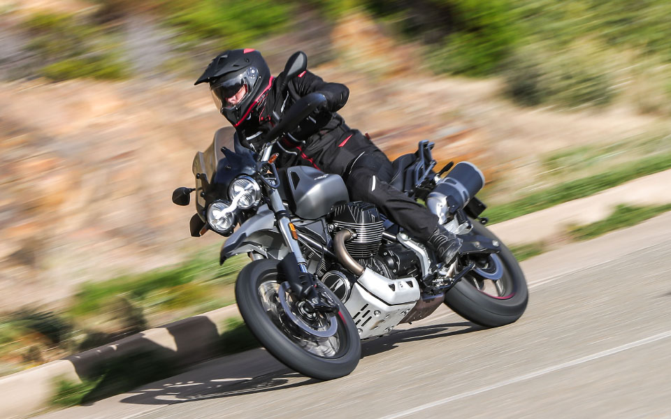 41-moto-guzzi-v85tt-action