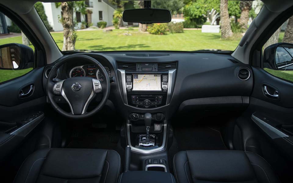 nissan-navara-double-cab-blue---interior-1