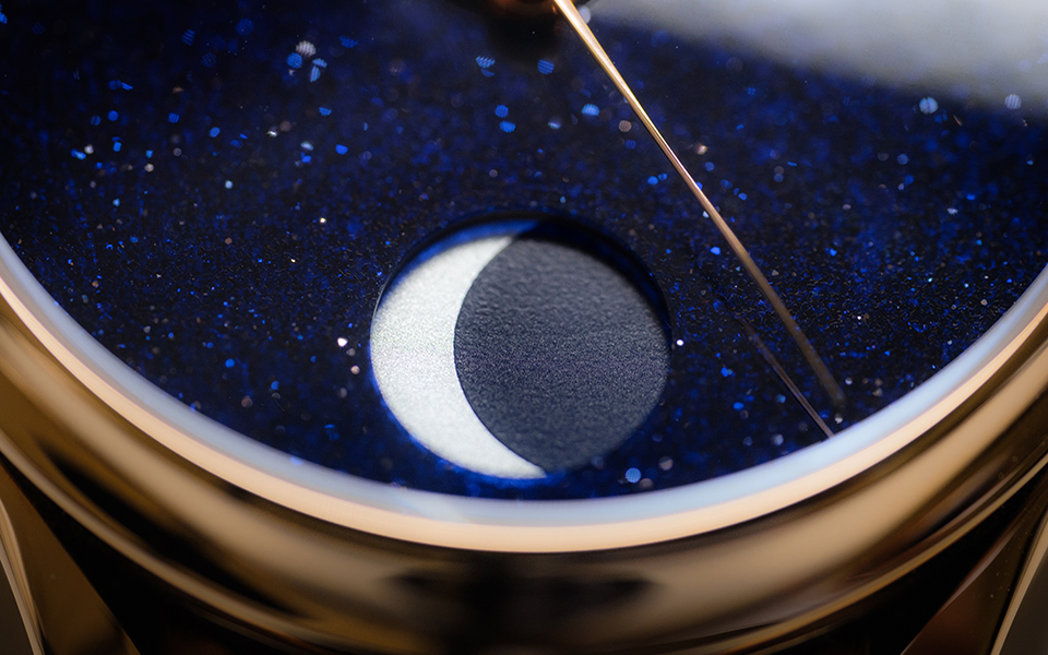 h-moser--cie-endeavour-perpetual-moon-concept-aventurine_1801-0402_lifestyle3