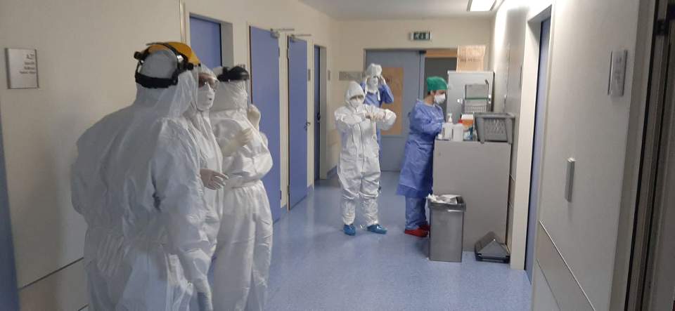 Πρώτα χαμόγελα πίσω από τις μάσκες-1