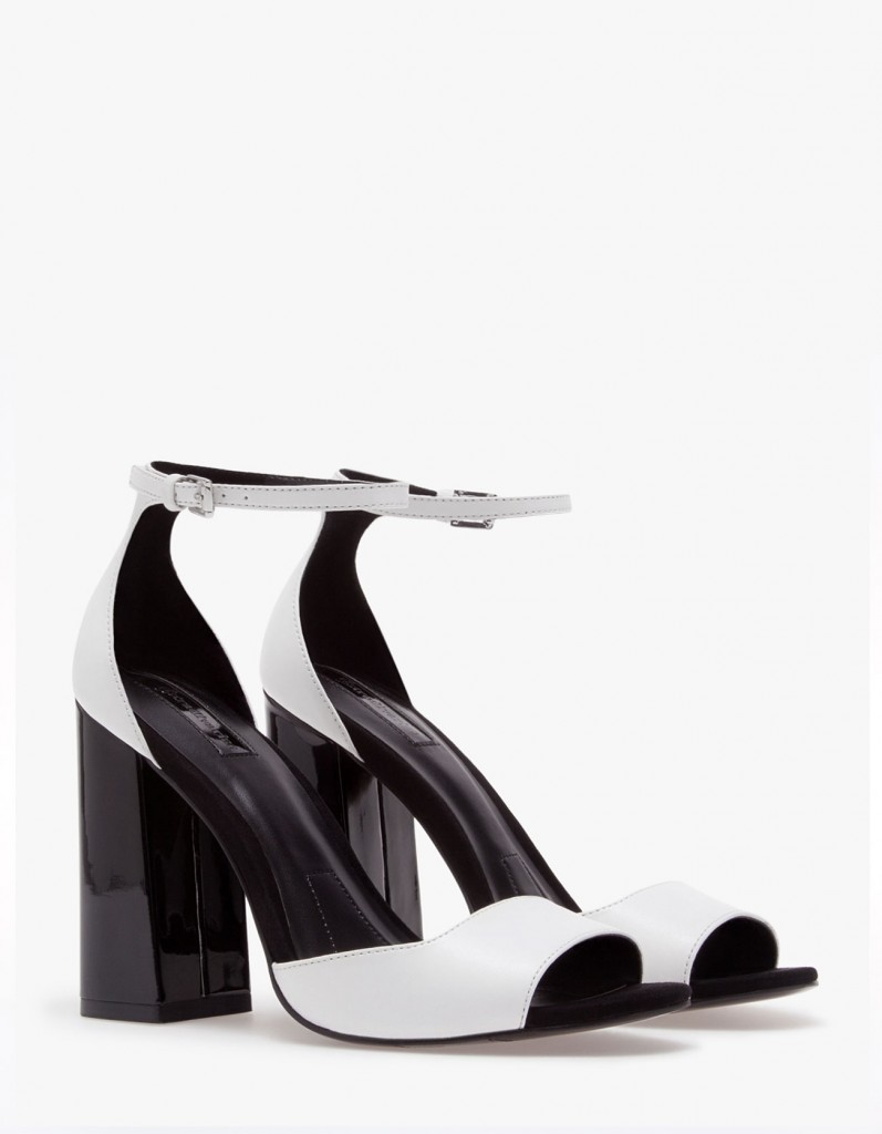 Φόρεσε ankle strap πέδιλα και δημιούργησε τις πιο θηλυκές εμφανίσεις-4