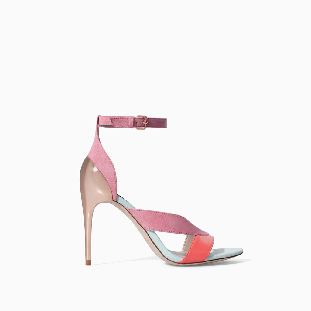 Φόρεσε ankle strap πέδιλα και δημιούργησε τις πιο θηλυκές εμφανίσεις-1